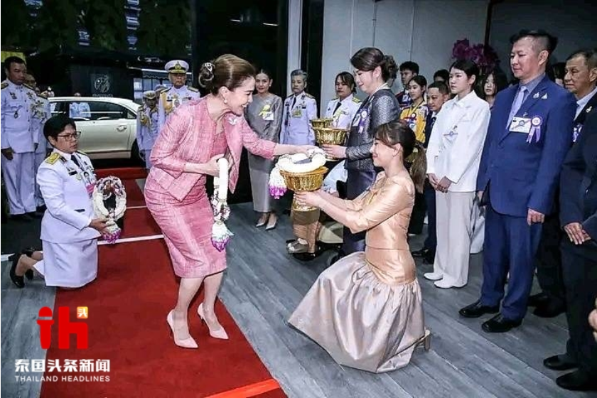 果博东方福布斯公司泰国王后亲临泰国冰球锦标赛决赛并颁发奖杯(图3)